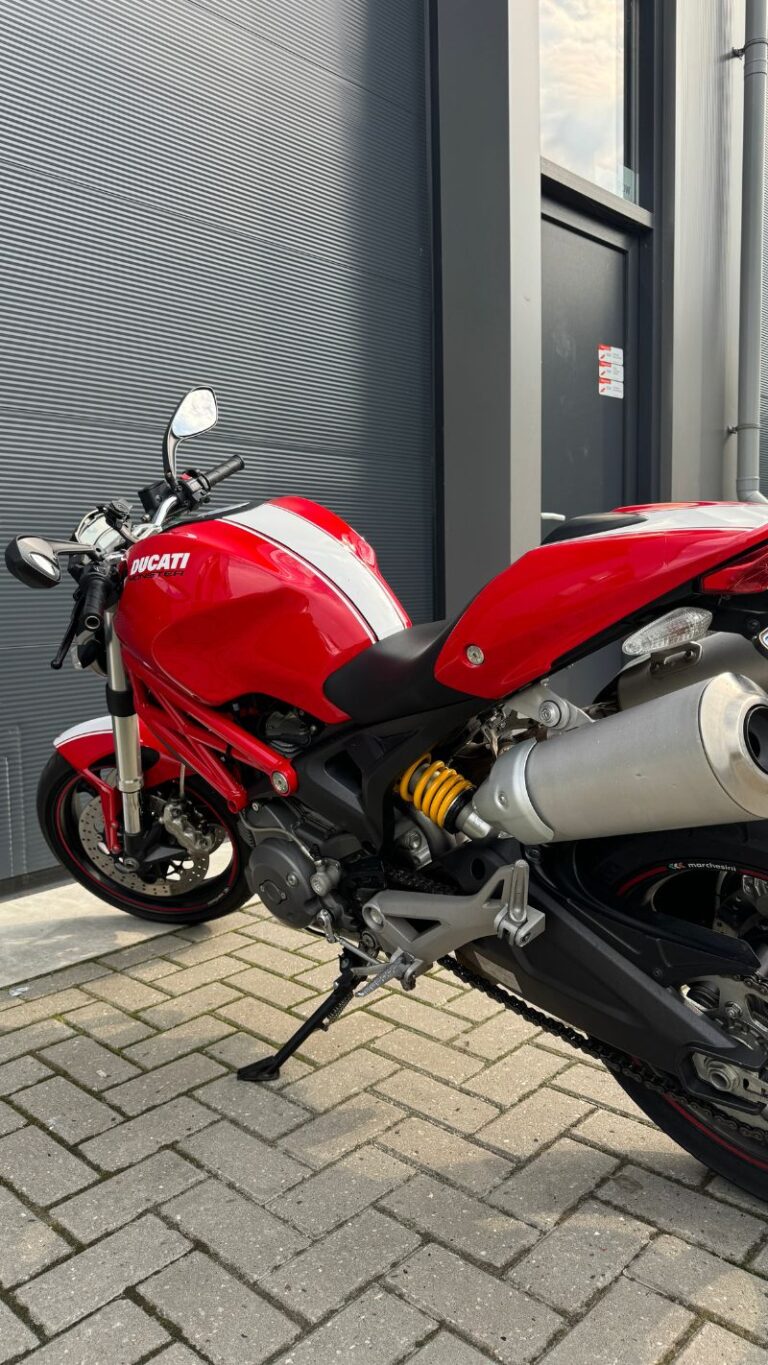 ducati-monster-696-rood-achterkant