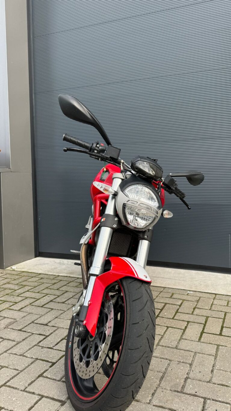 ducati-monster-696-rood-voorkant