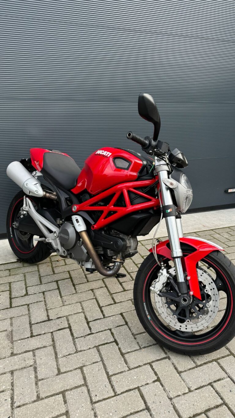 ducati-monster-696-rood-zijkant